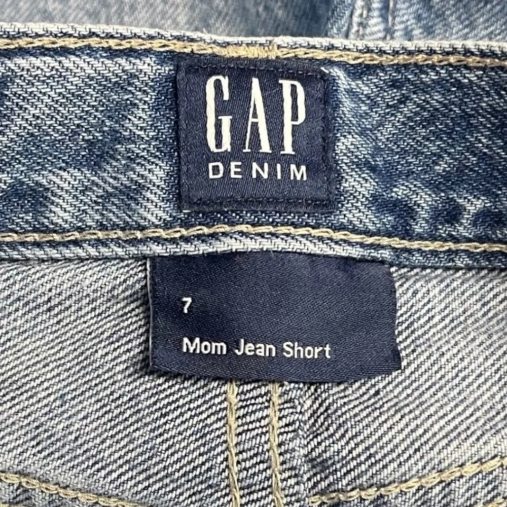 GAP classic mom
